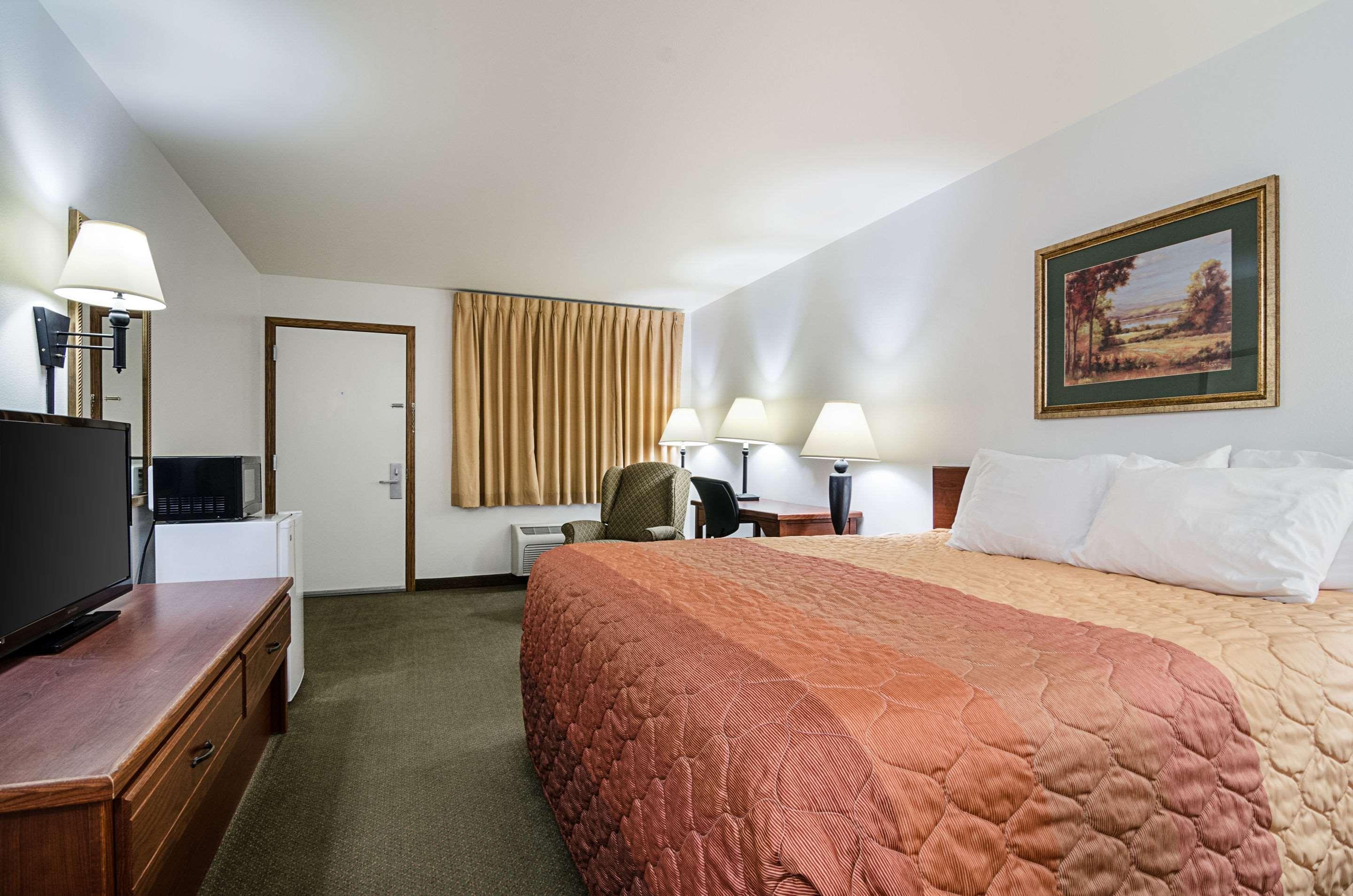 Rodeway Inn Larned Exterior photo